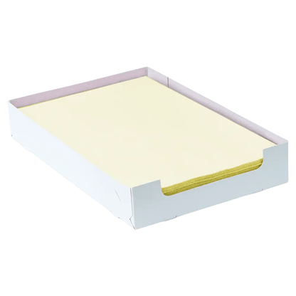 Een stapel gele briefpapierbladen ligt zorgvuldig in een AMPri Dental Kreppauflage-Trayfilterdoos, die aan de binnenzijden een lichte roze tint heeft en voor een vlekkeloos witte achtergrond staat.