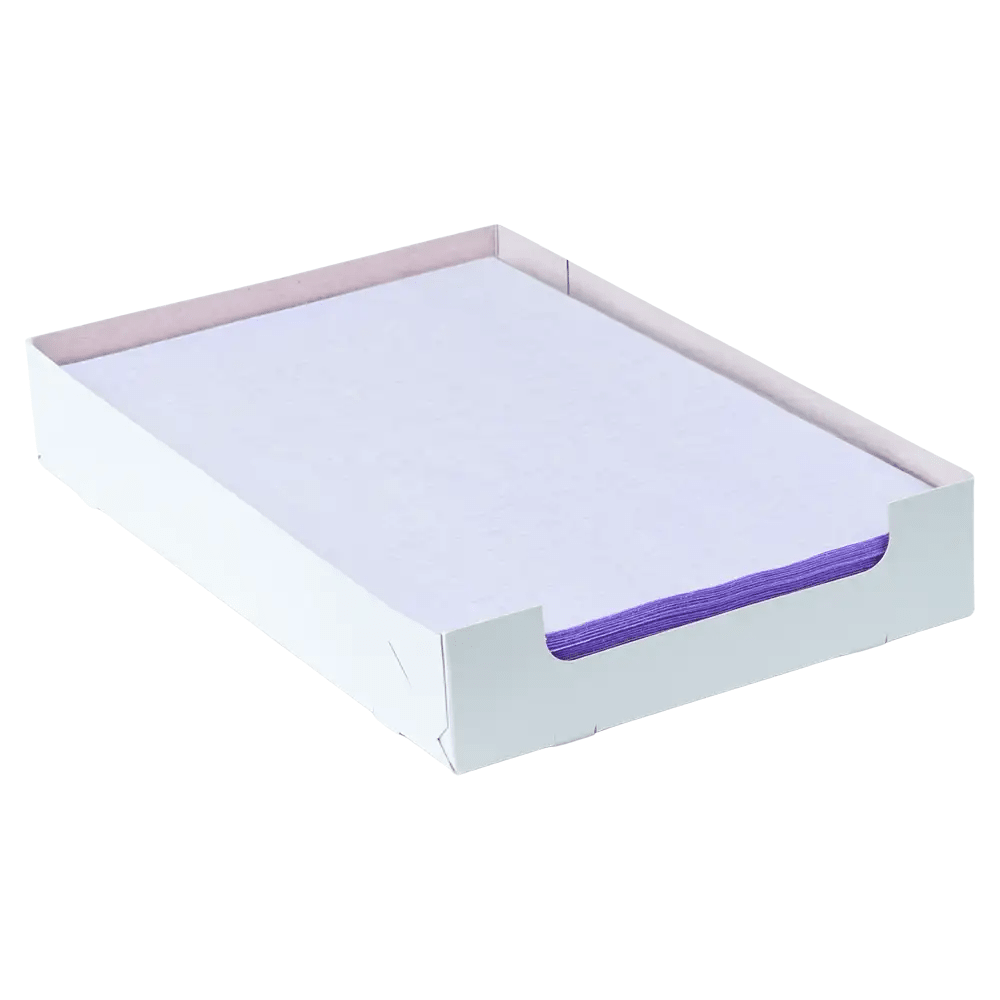 In een witte karton van de AMPri Handelsgesellschaft mbH bevindt zich een stapel paarse AMPri Dental Kreppauflage Tray-filterpapierbladen in het formaat 18 x 28 cm. Het bovenste blad is wit en laat de paarse randen eronder licht doorschijnen. De karton is boven open en heeft een eenvoudig ontwerp.