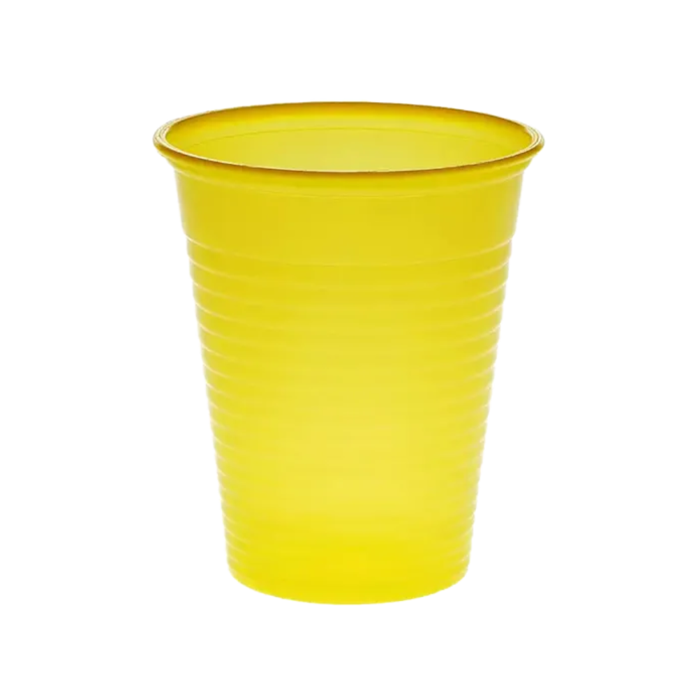 Een gele AMPri Dental-wegwerpbeker van polypropyleen met verticale groeven staat rechtop voor een eenvoudige witte achtergrond. Ideaal voor gebruik in tandartspraktijken als eenmalige spoelbeker.