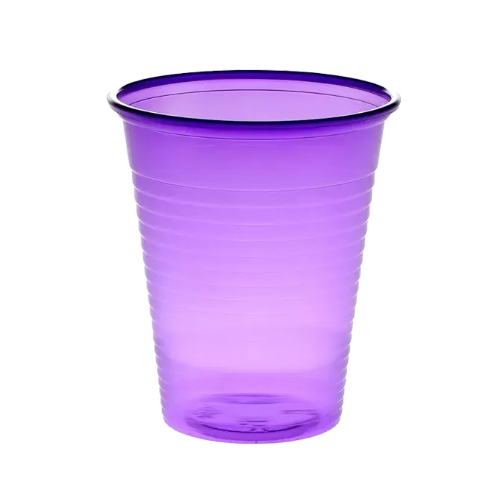 Voor een eenvoudige witte achtergrond is een AMPri Dental PP mondspoelbeker te zien, een doorschijnende paarse plastic beker van polypropyleen. De beker wordt in tandartspraktijken vaak als wegwerp-mondspoelbeker gebruikt en heeft een brede rand en verticale groeven langs zijn lichaam.