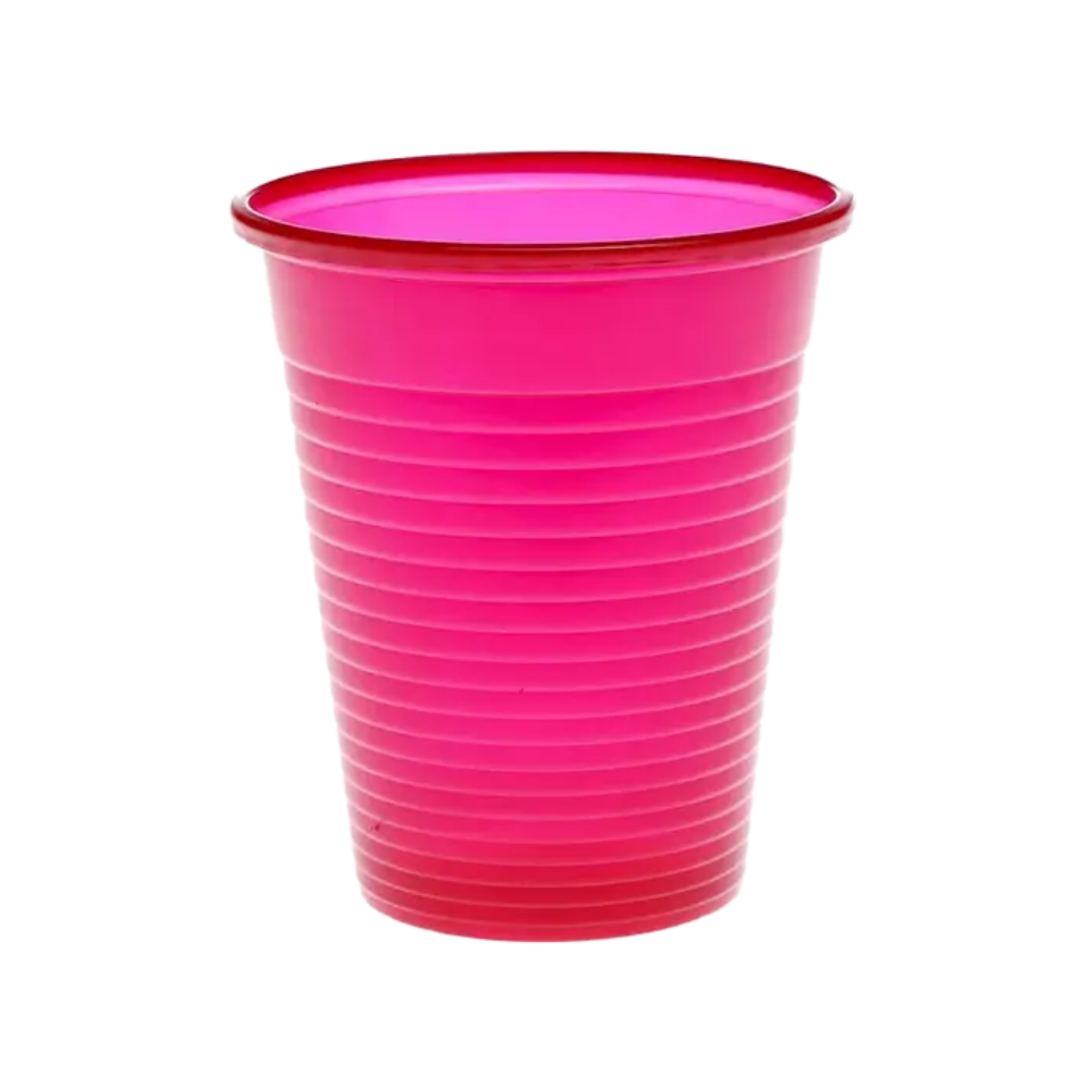 Een felroze AMPri Dental PP mondspoelbeker van polypropyleen met horizontale groeven wordt voor een eenvoudige witte achtergrond gepresenteerd.