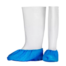 Abgebildet sind zwei kniehohe Stiefel, die jeweils mit blauen AMPri ECO-PLUS PE Einmal Überziehschuhen (15 x 42 cm, 100 Stück, AMPri Handelsgesellschaft mbH) zum hygienischen Schutz überzogen sind. Der Hintergrund ist einfarbig weiß.