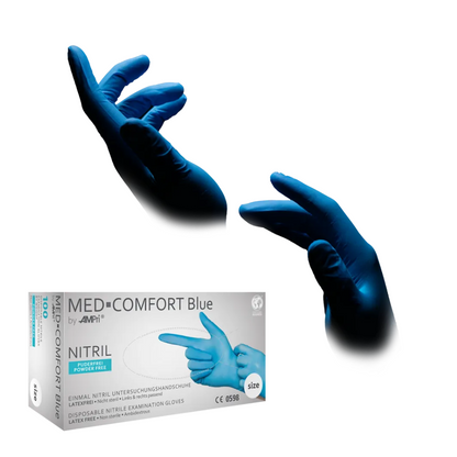 Een afbeelding toont handen die een paar blauwe nitril-onderzoekshandschoenen dragen, die als "nitrilhandschoenen" zijn gemarkeerd. Onder de handschoenen bevindt zich een doos met de opdruk "AMPri MED-COMFORT BLUE", die poedervrije wegwerphandschoenen bevat. Op de doos staan details zoals maat, fabrikant (AMPri Handelsgesellschaft mbH) en producttype vermeld.
