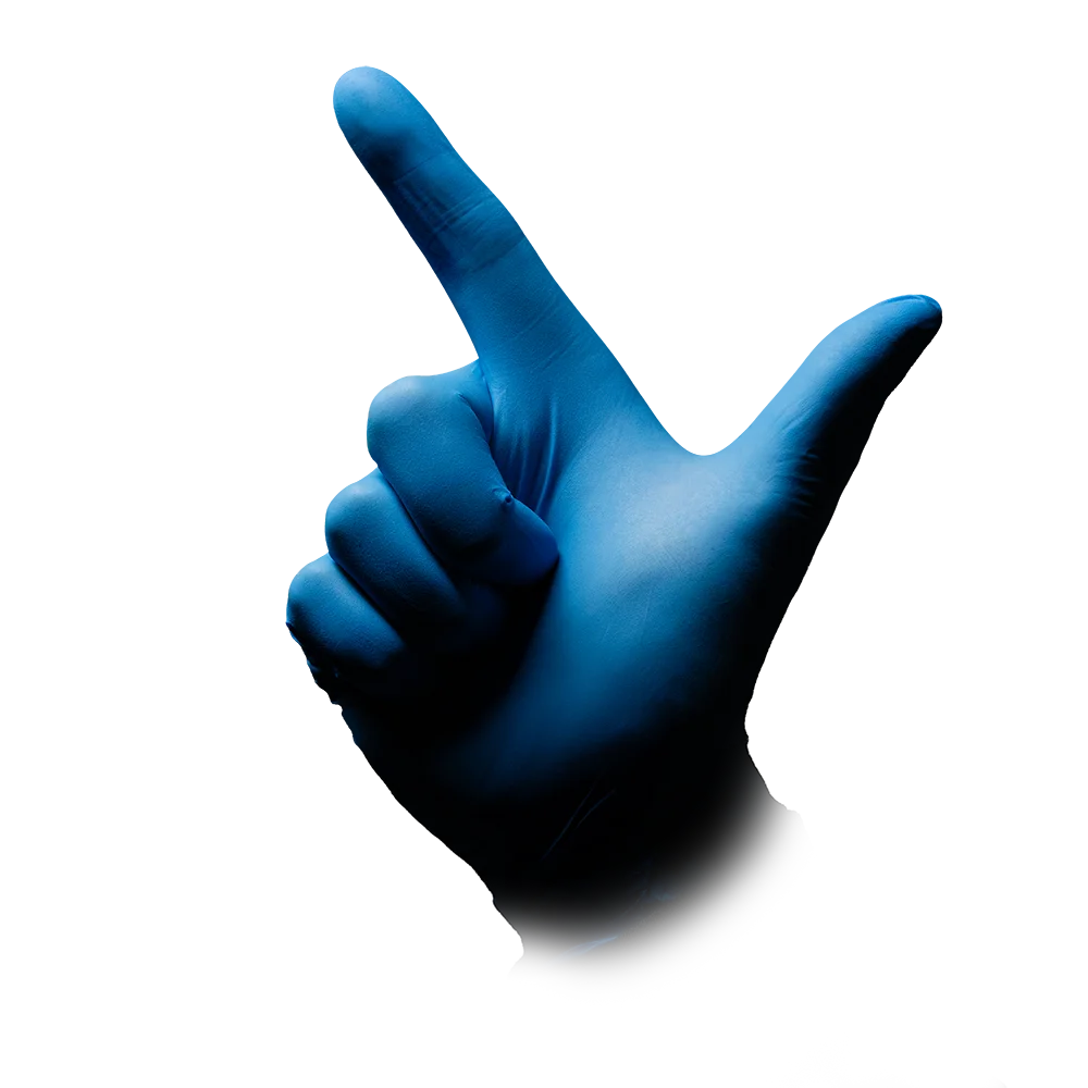 Een hand die een AMPri MED-COMFORT BLUE nitrilhandschoen poedervrij van AMPri Handelsgesellschaft mbH draagt, maakt een gebaar. De wijsvinger wijst naar boven, terwijl de duim recht omhoog wijst en doet denken aan een vingerpistool. De achtergrond is wit.