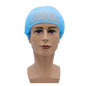 Abgebildet ist ein Puppenkopf mit einem Einweg-Haarnetz MED-COMFORT Klipphaube 52 cm der AMPri Handelsgesellschaft mbH in Hellblau. Der Kopf hat eine saubere, glatte Oberfläche und neutrale Gesichtszüge, die vor einem schlichten weißen Hintergrund positioniert sind und so hygienischen Schutz bieten.