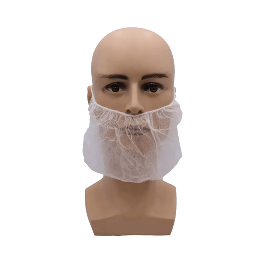 Op de afbeelding is een kaal mannequinhoofd te zien met een wit AMPri MED-COMFORT PP-baardmasker, afkomstig uit een verpakking van 100 stuks van AMPri Handelsgesellschaft mbH. Het baardmasker van polypropyleen-spinnvlies sluit nauw aan op de kin en de kaak en bedekt de onderste helft van het gezicht. De achtergrond is effen wit.