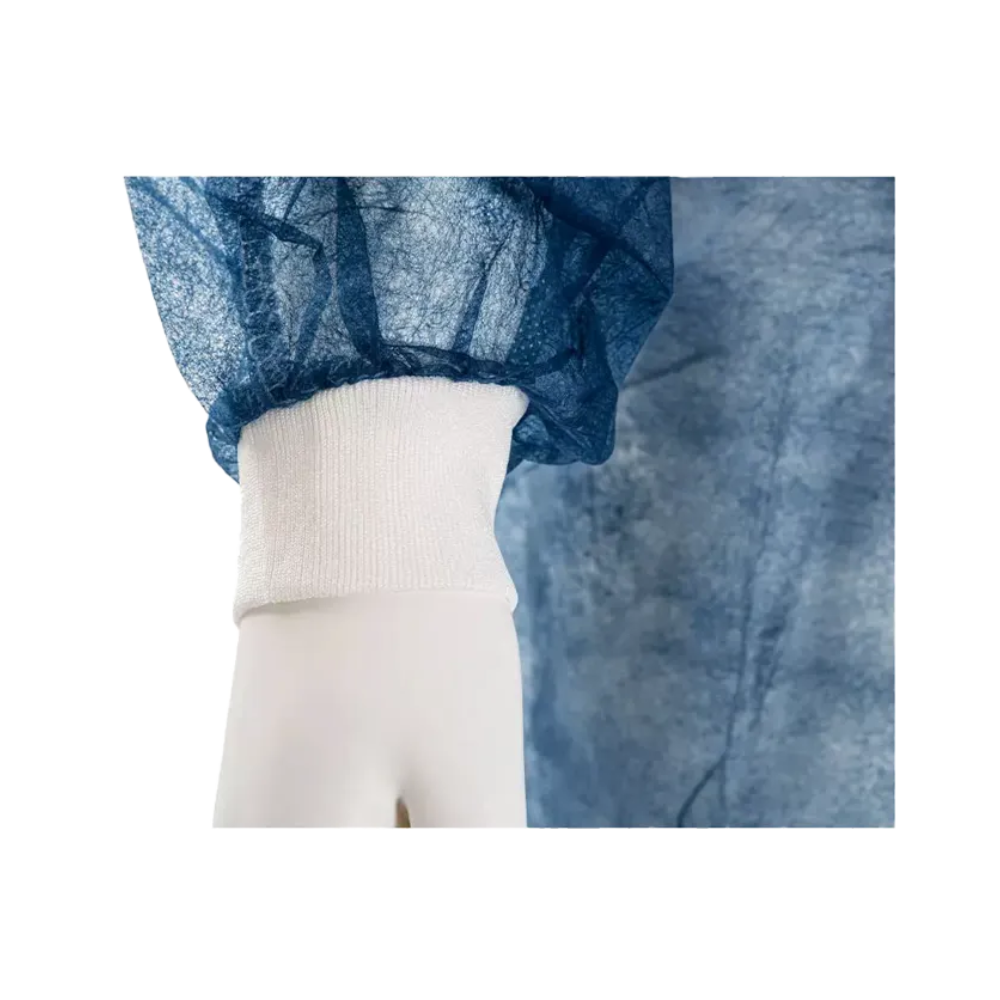 Close-up van de hand van een etalagepop die een blauw, halftransparant kledingstuk draagt met een witte elastische manchet. Deze AMPri MED-COMFORT PP wegwerp-bezoekersjas om te binden met tricot manchetten, vervaardigd door AMPri Handelsgesellschaft mbH, is gemaakt van gekreukt polypropyleenmateriaal en biedt een comfortabele pasvorm rond de pols.