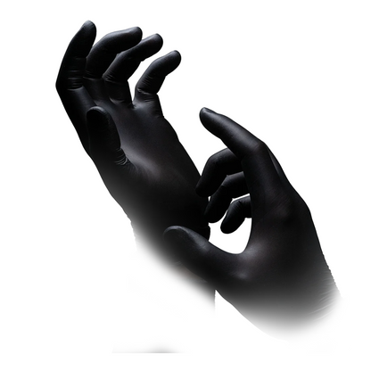 Twee handen met AMPri Nature Gloves BLACK nitrilhandschoenen van de AMPri Handelsgesellschaft mbH, bekend om hun hoge bestendigheid en chemische en biologische bescherming, zijn gepositioneerd tegen een witte achtergrond. De vingers van de handen zijn licht gebogen, wat een dramatische pose creëert.