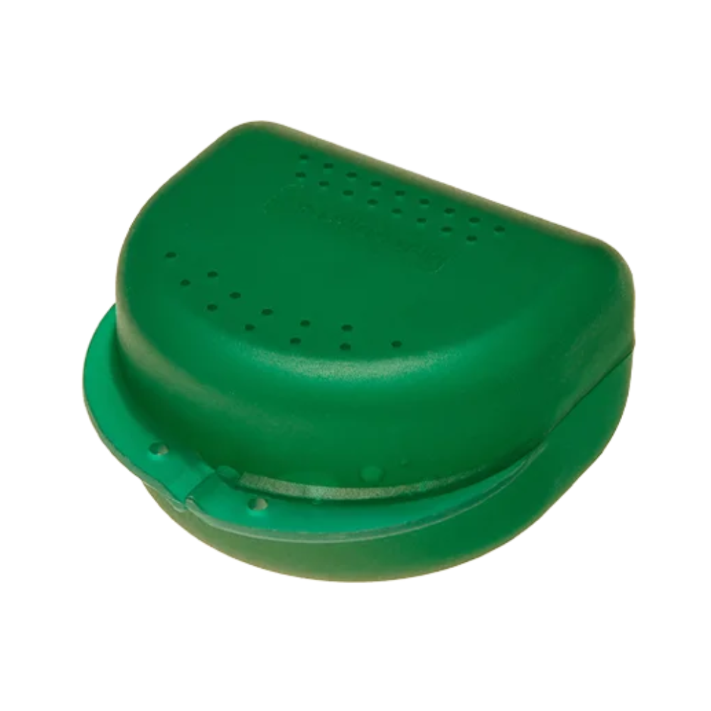 Een AMPri-beugeldoos van polypropyleen voor volwassenen in verschillende kleuren, met de afmetingen 80 x 80 x 45 cm, met een klapdeksel en kleine ventilatiegaten aan de bovenkant.