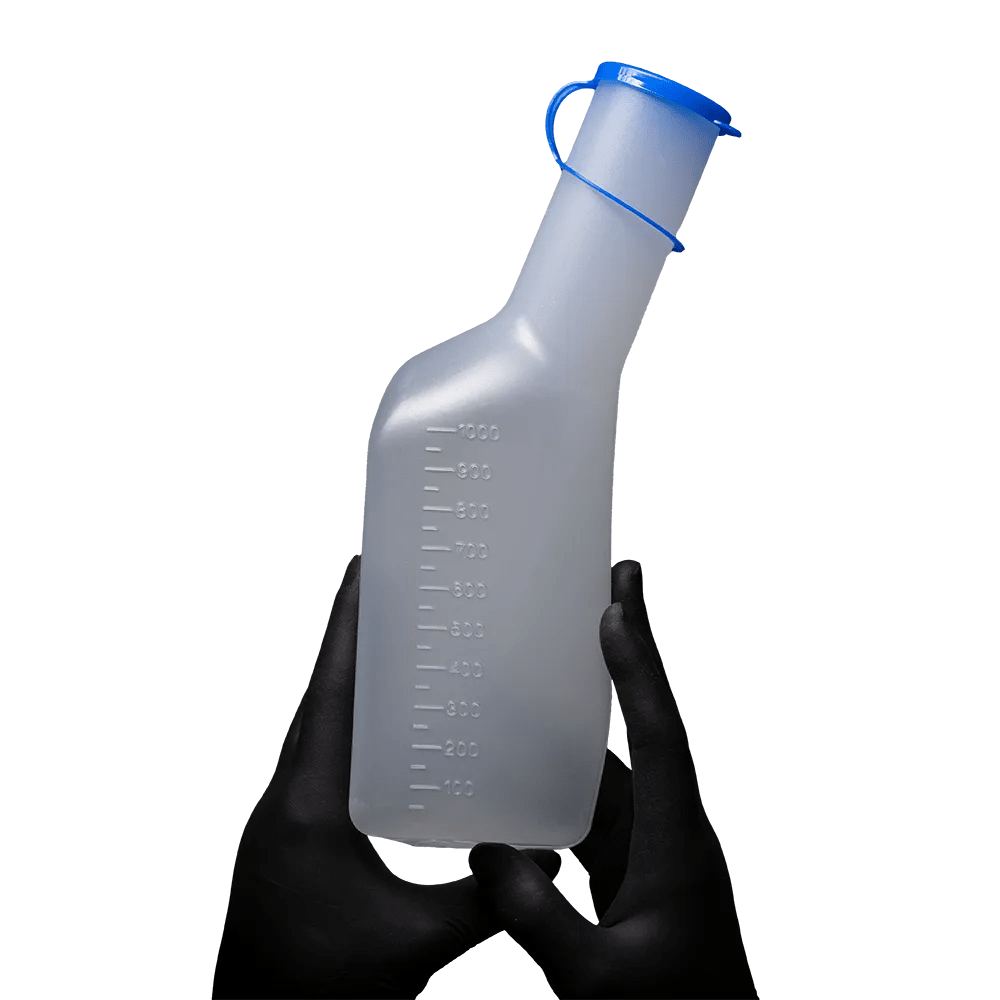Een paar zwart gehandschoende handen houdt de AMPri PP urinaal voor mannen vast, een rechthoekig urinaal voor mannen van AMPri Handelsgesellschaft mbH. De fles met blauwe dop en meetschaal aan de zijkant is gemaakt van doorschijnend polypropyleen en voorzien van een autoclaafbare, gebogen hals die zich aftekent tegen de eenvoudige witte achtergrond.