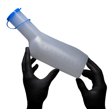 Twee gehandschoende handen houden een AMPri PP urinaal voor mannen van AMPri Handelsgesellschaft mbH vast. De fles is doorschijnend, heeft een blauwe dop, is autoclaafbaar en heeft meetschaalmarkeringen aan de zijkant. De achtergrond is eenvoudig wit.