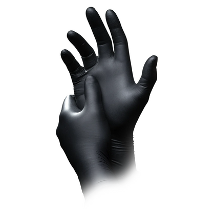 Een paar handen met zwarte latexhandschoenen, waarbij een hand de handschoen over de andere trekt, geïsoleerd tegen een witte achtergrond, benadrukt de antistatische nitril-chemische beschermingshandschoenen AMPri SolidSafety Chem Ex van AMPri Handelsgesellschaft mbH, perfect voor nauwkeurige hantering.