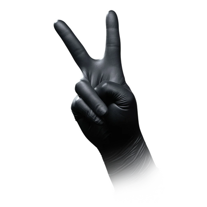Een hand die een antistatische nitril-chemische beschermingshandschoen van AMPri SolidSafety Chem Ex draagt, maakt een vredesteken voor een witte achtergrond.