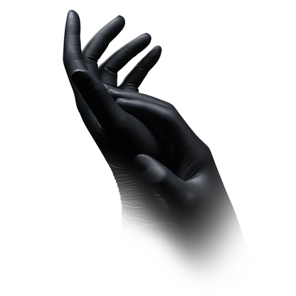 Tegen een witte achtergrond zijn twee handen met zwarte handschoenen te zien, die blijkbaar AMPri SolidSafety Chem Ex antistatische nitril chemische beschermingshandschoenen van AMPri Handelsgesellschaft mbH zijn. Een hand is licht gebogen, terwijl de andere deze zachtjes aanraakt. De achtergrond vervaagt naar beneden, wat een zachte, mistige effect creëert dat de nauwkeurige hantering ondersteunt.