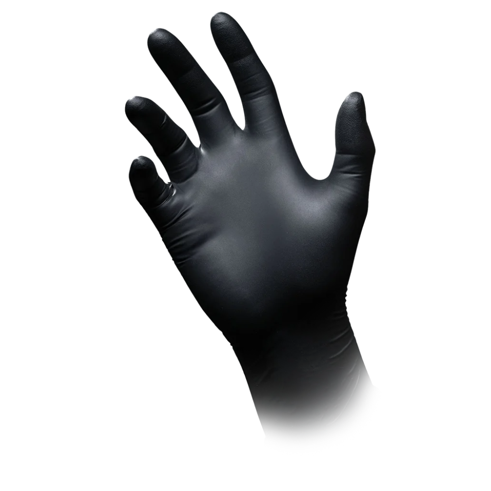 Een antistatische nitril-chemische beschermingshandschoen van het type AMPri SolidSafety Chem Ex, die voor nauwkeurige hantering is vervaardigd, wordt gedragen aan een hand met licht gespreide vingers tegen een eenvoudige witte achtergrond.