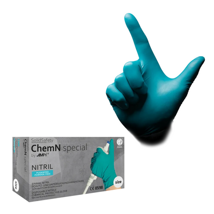 Een blauwe nitrilhandschoen uit de AMPri SolidSafety ChemN Special Nitril chemische beschermingshandschoenen-collectie wordt gedragen aan een hand die met duim en wijsvinger een "L" vormt. Daaronder bevindt zich een doos met het opschrift "AMPri SolidSafety ChemN Special", die chemisch bestendige nitril wegwerphandschoenen van AMPri Handelsgesellschaft mbH bevat.