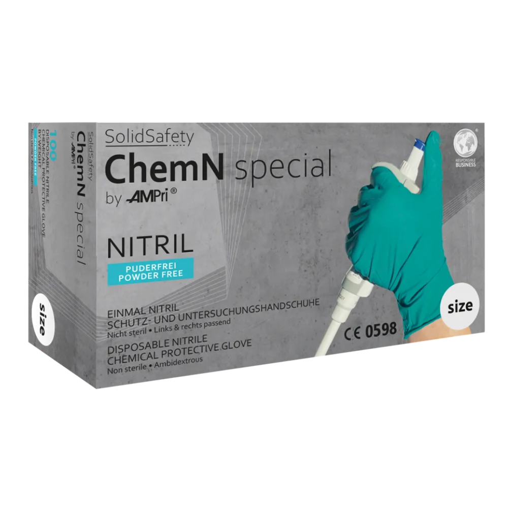 De afbeelding toont een verpakking AMPri SolidSafety ChemN Special Nitril chemische beschermingshandschoenen van AMPri Handelsgesellschaft mbH. Het bevat een afbeelding van een gehandschoende hand die een laboratoriuminstrument vasthoudt, en teksten zoals "poedervrij", "chemisch resistent" en "niet steriel, aan beide handen draagbaar".