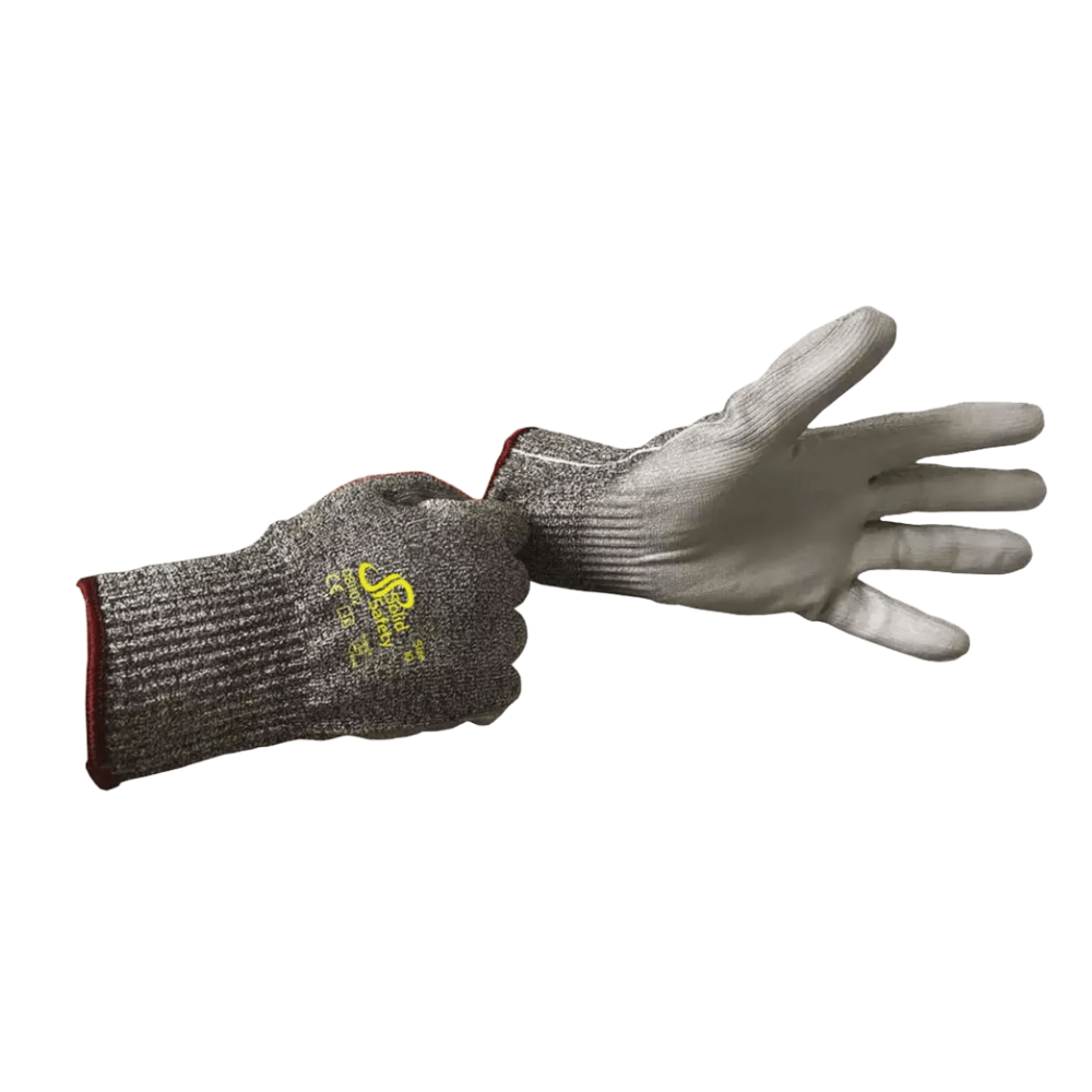 Een persoon draagt aan de linkerhand een AMPri SolidSafety Cut High snijbestendige handschoen van snijbestendige materialen, terwijl de rechterhand de pols van een tweede handschoen vasthoudt. Deze grijze handschoenen van AMPri Handelsgesellschaft mbH zijn gemaakt van HPPE-garen met een geel logo op de achterkant, een geribbelde textuur en een rode rand aan de manchet.
