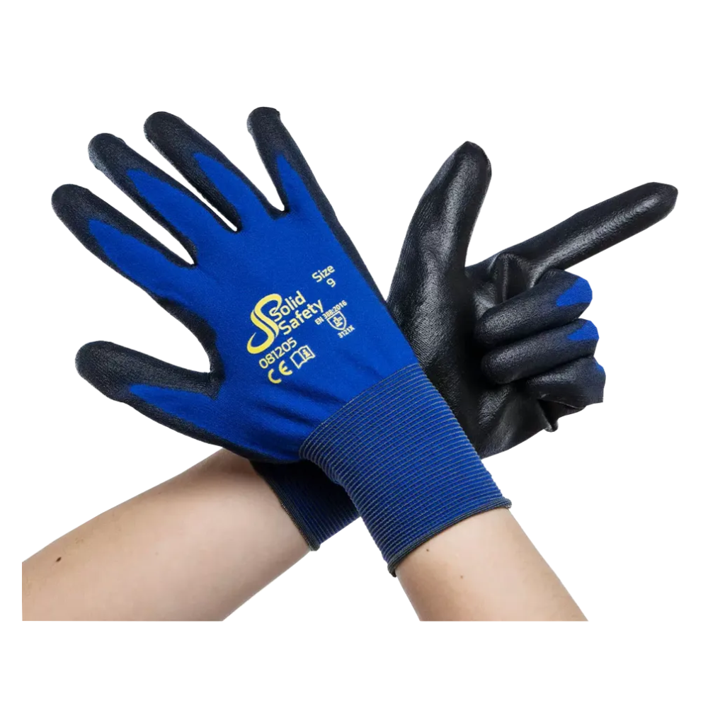 Een paar gekruiste armen met ultralichte blauwe en zwarte veiligheidshandschoenen AMPri SolidSafety Tough Fine Touch straalt premiumkwaliteit uit. De open handpalm van de linkerhandschoen wijst naar voren, terwijl de rechter de vorm van een vingerpistool heeft. Deze handschoenen tonen trots het logo van de AMPri Handelsgesellschaft mbH en maatinformatie van XS tot XXL, wat zorgt voor betrouwbare prestaties.