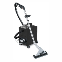 De Arcora Aniko 30 sproei-extractiemachine van Arcora International GmbH is een zwart-zilver apparaat voor tapijtreiniging met een lange handgreep, brede vloermondstuk met slang, wielen voor mobiliteit en een praktisch zijpaneel.