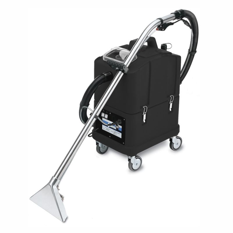 Die Arcora Aniko60 Sprühextraktionsmaschine von Arcora International GmbH ist eine handelsübliche Teppichreinigungsmaschine mit schwarzem Gehäuse, vier Rädern, silbernem Stab und transparenter Düse - ideal für die Tiefenreinigung von Teppichen oder Polstern.