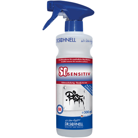 Een spuitfles van 500 ml DR.SCHNELL SC SENSITIV graffitiverwijderaar voor gevoelige oppervlakken, met een blauwe spuitmond en een etiket met productinformatie en graffiti op een muur.