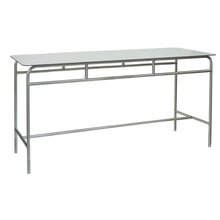 Der Novocal Arbeits- und Ablegetisch zeichnet sich durch ein elegantes Edelstahlgestell und eine weiße Vollkernarbeitsplatte aus. Er bietet einen minimalistischen Stil und ist praktisch - ideal als Konsolentisch vor einem weißen Hintergrund.