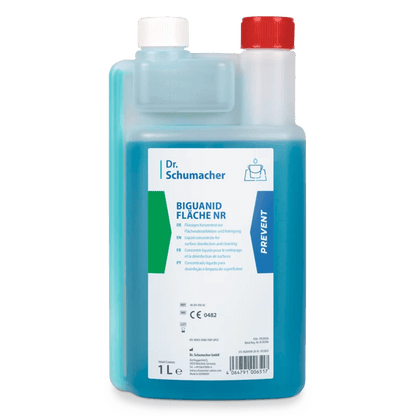 De 1-liter kunststof fles van Dr. Schumacher GmbH Biguanid Flächen NR Oppervlaktedesinfectie is voorzien van een rode dop, een witte maatdop, een blauwe vloeistof en een meertalig etiket met instructies voor het desinfecteren van medische oppervlakken.