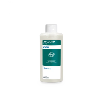 Een witte kunststof fles van Dr. Schumacher Descolind Pure Wash Waschlotion (500 ml) van Dr. Schumacher GmbH, met een groen-wit etiket, staat voor een eenvoudige lichtgrijze achtergrond. Deze pH-huidneutrale parfumvrije waslotion is ideaal voor gevoelige huid.