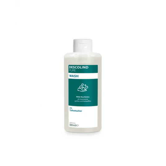 Een witte plastic fles met de waslotion Dr. Schumacher Descolind Pure Wash (500 ml) van Dr. Schumacher GmbH, voorzien van een groen-wit etiket, staat tegen een eenvoudige lichtgrijze achtergrond. Deze pH-huidneutrale, parfumvrije waslotion is ideaal voor de gevoelige huid.