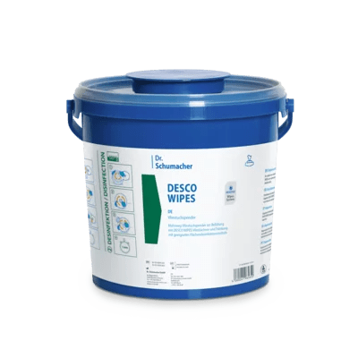 De Dr. Schumacher DESCO WIPES EIMER KLEIN is een blauwe kunststofemmer van Dr. Schumacher GmbH voor desinfectiedoekjes met een verzegeld deksel, handgrepen en een etiket met productinformatie, gebruiksaanwijzingen en blauw-groene grafiek.