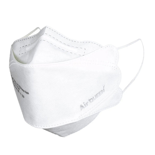 Het Air Queen CE2163 mond-neusmasker met deeltjesfilter heeft een wit ontwerp met zichtbare oorlussen en de tekst „Air QUEEN“ aan de zijkant. Het is vervaardigd uit flexibel, ademend materiaal en voorzien van een nano-vezelfilter.