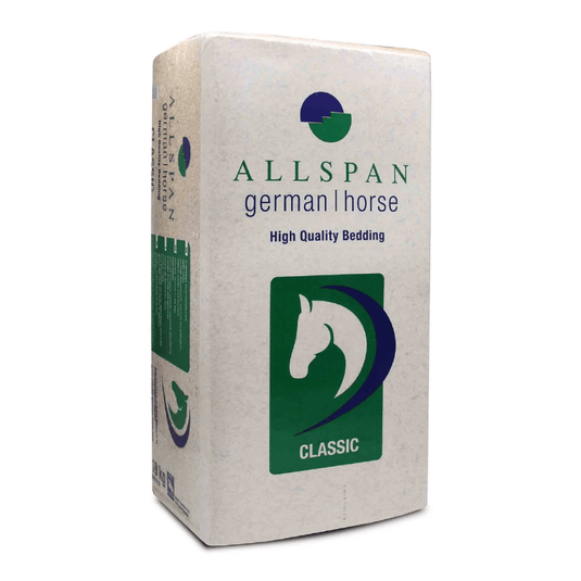 De Allspan German Horse Classic-verpakking met houtsnippers is voorzien van een groen-blauw logo met een paardenhoofd en de tekst „CLASSIC“ in wit op een groene achtergrond. Deze overwegend witte, rechthoekige verpakking met groene en blauwe accenten bevat stofarme strooisel voor optimaal comfort.