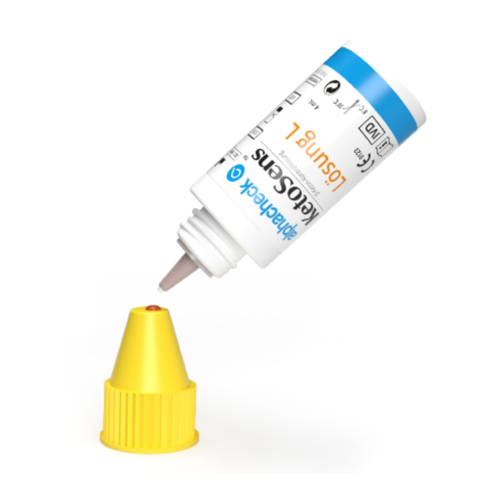 Een witte fles met een blauw-geel etiket is omgedraaid, waarbij de druppeltuit boven een gele dop zit. Het etiket bevat tekst en symbolen die erop wijzen dat het waarschijnlijk een product betreft van Alphacheck KetoSens β-Keton-controleoplossing L+M | Verpakking (2 flesjes) van Berger Med GmbH voor gebruik met Keto-meetapparaten.