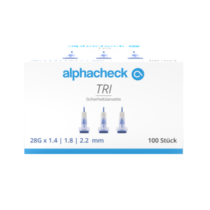 Afgebeeld is een doos met het opschrift „Alphacheck TRI veiligheidslancetten 28G | Verpakking (100 stuks)“ van Berger Med GmbH. Het bevat 100 veiligheidslancetten met de afmetingen 28G x 1,4 mm, 1,8 mm en 2,2 mm voor de capillaire bloedafname. Op de voorkant van de doos zijn afbeeldingen van drie lancetten en een tekst in blauwe en zwarte tinten te zien die het veiligheidsmechanisme beschrijft.
