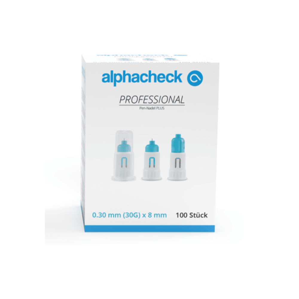 Een doos Alphacheck Professional pennaalden PLUS, verschillende maten. De witte doos met blauwe accenten bevat 100 stuks steriele naalden van 0,30 mm (30G) x 8 mm voor insuline-injecties. Op de voorkant staan afbeeldingen van drie pennaalden met tekst in blauw en zwart van Berger Med GmbH.