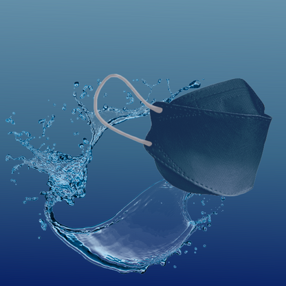 Een deeltjesfilterende Altruan Designer-gezichtsmasker (FFP2-norm) wordt gepresenteerd tegen een blauwe achtergrond met kleurverloop, met een waterwervel eromheen die frisheid en reinheid moet uitstralen.