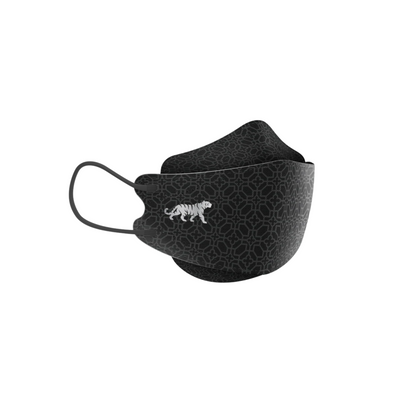 De Altruan Designer-gezichtsmasker Deeltjesfilterend (FFP2-norm) in zwart valt op door een eenvoudig geometrisch patroon met een geborduurde witte tijger aan de zijkant. Dit masker biedt oorlussen en een ergonomische pasvorm voor meer comfort en is verkrijgbaar in een verpakking met 10 maskers.