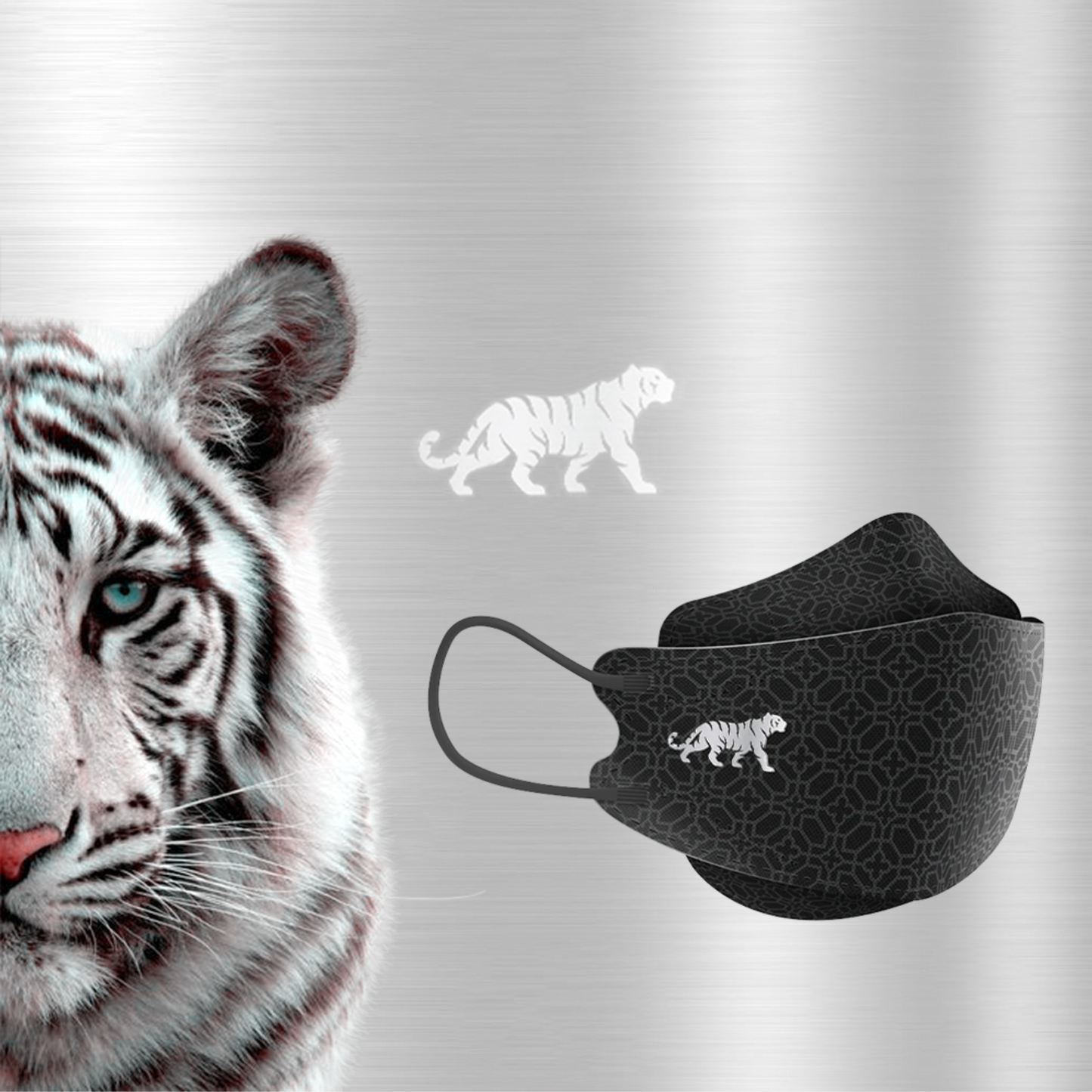 De afbeelding toont een close-up van een witte tijger met opvallende strepen. Naast de tijger bevindt zich een Altruan Designer-gezichtsmasker die voldoet aan de FFP2-norm en een bijpassend tijgerontwerp heeft. De achtergrond is een subtiel gestructureerd metallic zilver.