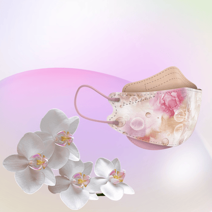 Een deeltjesfilterende Altruan Designer-gezichtsmasker die voldoet aan de FFP2-norm, toont haar ergonomische pasvorm tegen een pastelachtergrond met roze-groen kleurverloop. Op de voorgrond benadrukt een verzameling witte orchideeën de elegantie van haar stijlvolle ontwerp.