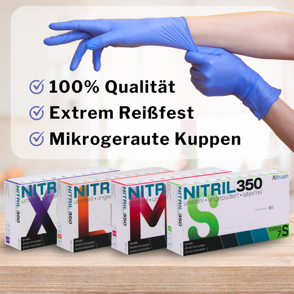Een gehandschoende hand vinkt kenmerken af die op een bord zijn vermeld. Drie dozen Altruan NITRIL350 nitrilhandschoenen zijn duidelijk te zien: '100% kwaliteit', 'extreem scheurvast' en
