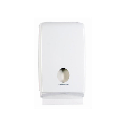 De Aquarius™ Slimfold™-dispenser voor gevouwen handdoekjes van Kimberly-Clark GmbH is een witte, aan de muur bevestigde handdoekdispenser met een ronde opening, waaruit een handdoekje per stuk aan de onderkant kan worden uitgenomen – perfect voor moderne ruimtes.