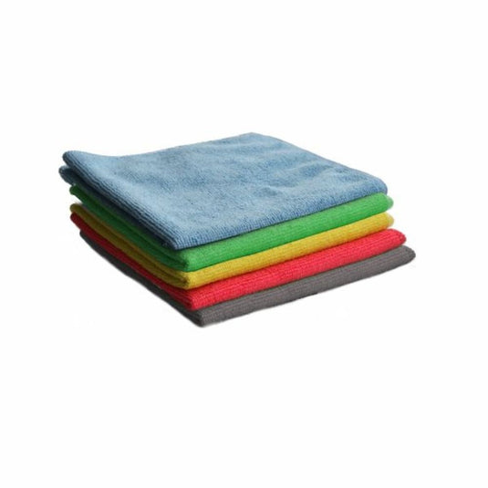 Een set Arcora BASIC-LINE microvezeldoeken in blauw, groen, geel en rood is overzichtelijk gerangschikt tegen een witte achtergrond; ideaal voor de dagelijkse schoonmaak.