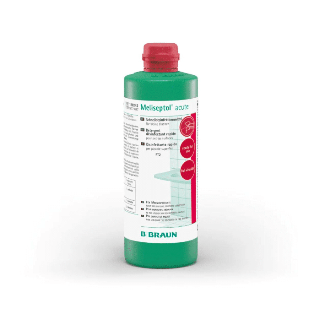 Een fles B. Braun Meliseptol® acute oppervlaktedesinfectie met rode dop en groen etiket. Het logo van B. Braun Deutschland GmbH & Co. KG is duidelijk onderaan te zien. Op het etiket zijn tekst en symbolen te zien die wijzen op de desinfecterende eigenschappen en de snelle effectiviteit op alcoholbestendige oppervlakken voor een uitgebreide virucide werking.