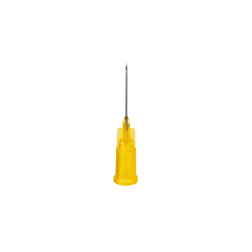 Een detailweergave van een enkele B. Braun Sterican® naald voor heparine, tuberculinespuitnaald met een gele kunststofbasis tegen een eenvoudige witte achtergrond.