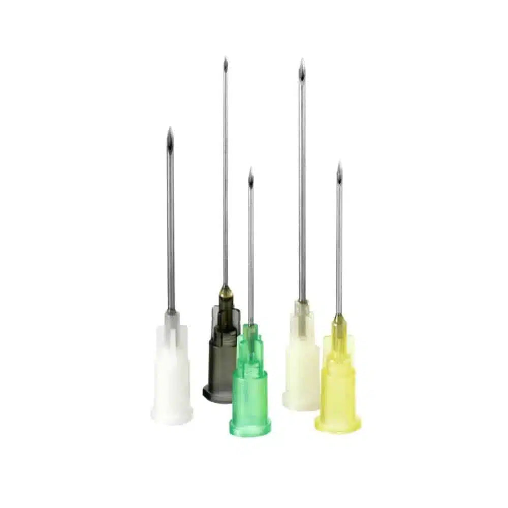 De afbeelding toont vijf B. Braun Sterican® wegwerpnaalden voor bloedafname, in verschillende maten en met gekleurde kunststofhulzen in wit, grijs, groen en geel. Deze wegwerpnaalden van B. Braun Deutschland GmbH & Co. KG zijn netjes rechtop geplaatst voor een witte achtergrond.