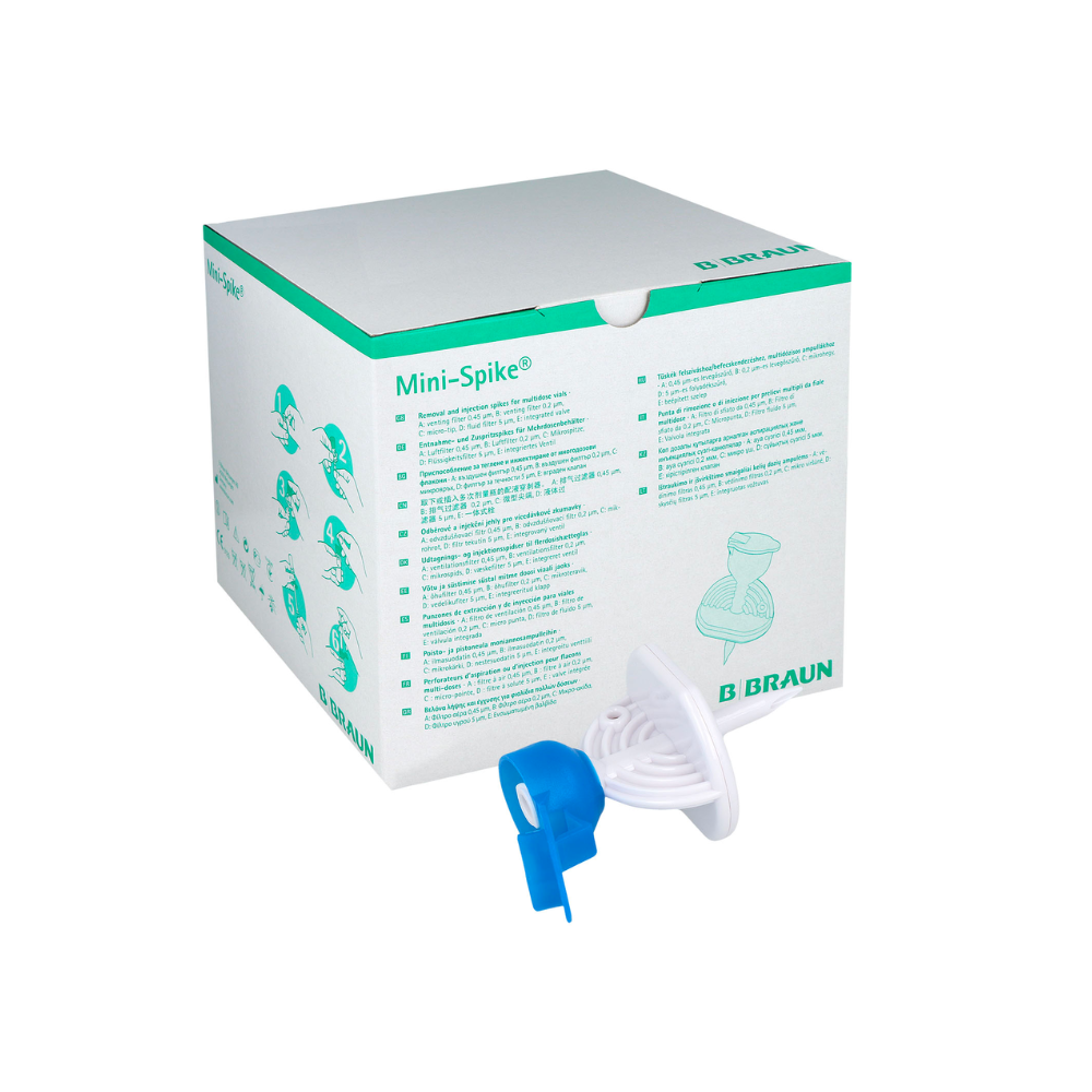 Er wordt een witte doos met groene accenten en de tekst „B. Braun Mini-Spike® Filter“ met Luer-Lock-aansluiting weergegeven. Aan de voorkant is een afbeelding van het medische product samen met andere productdetails te zien, terwijl een aparte afbeelding een blauw-witte kunststofcomponent benadrukt.