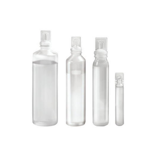 Vier transparente Kunststoff-Sprühflaschen unterschiedlicher Größe nebeneinander aufgereiht vor einem weißen Hintergrund, enthalten B. Braun NaCl 0,9% Ecolav® topische Spüllösung von B. Braun Melsungen AG.