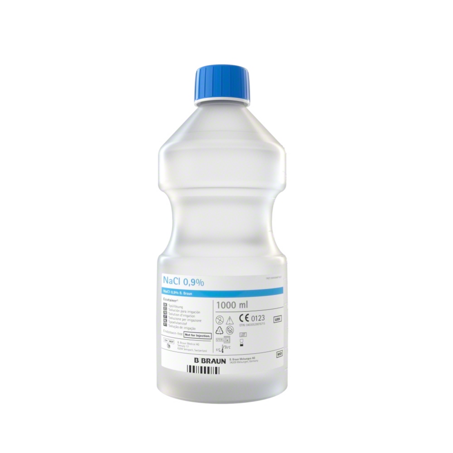 Een 1-liter plastic fles met B. Braun NaCl 0,9% Ecotainer® Topische Spoeloplossing en blauwe dop. Het etiket bevat informatie zoals volume, concentratie, CE-markering en fabrikantgegevens van B. Braun Deutschland GmbH & Co. KG. Deze fles wordt vaak gebruikt voor medische doeleinden zoals intraveneuze vloeistoftoediening.