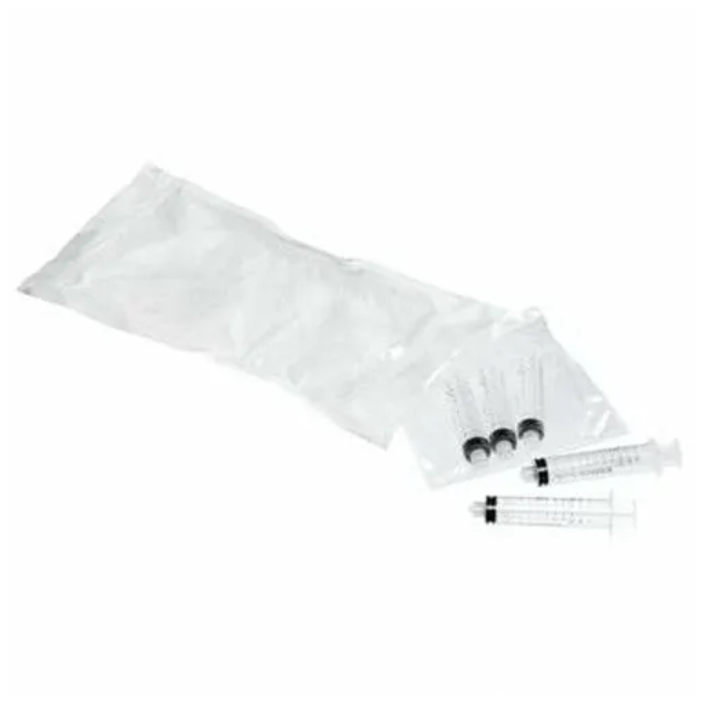 Vijf B.Braun ProSet Intrafix® Primeline Omnifix-spuiten van het merk B. Braun Deutschland GmbH & Co. KG liggen op een witte ondergrond, drie in een doorzichtige kunststofverpakking, twee zijn onverpakt en steken af tegen een eenvoudige lichte achtergrond.